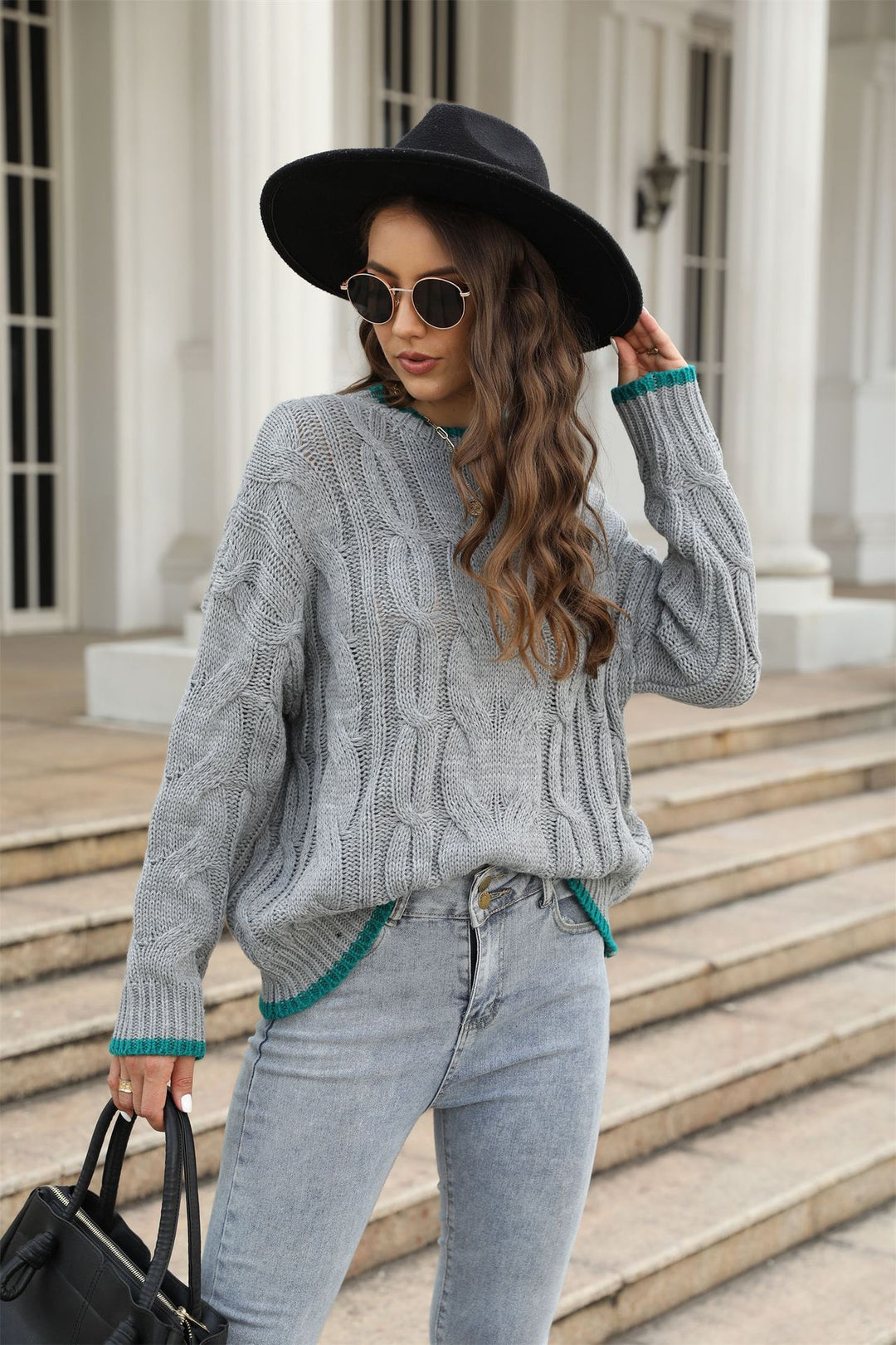 Pull femme en tricot épais avec un motif en câble unique et des accents tendance Chic & Stil