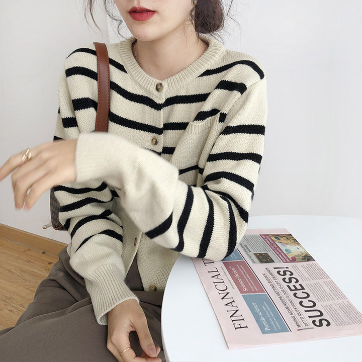 Ladies cardigan with chic and stylish stripe pattern