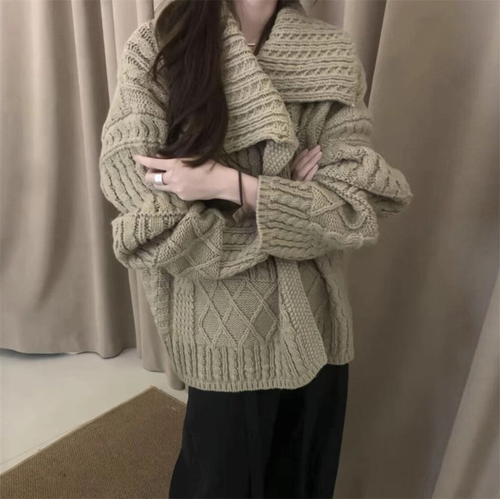 Cardigan femme en tricot épais avec col montant et motifs en torsades uniques Chic & Stil
