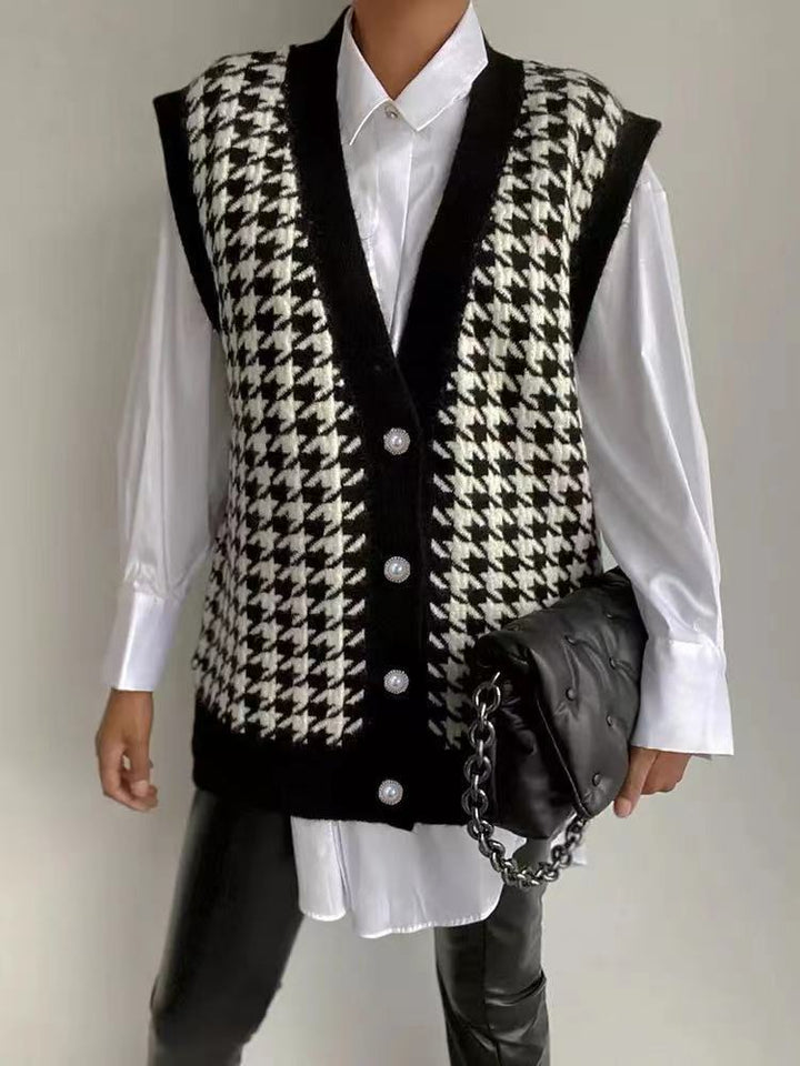 Knitted cardigan for women with a modern houndstooth pattern and stylish button details Lune London