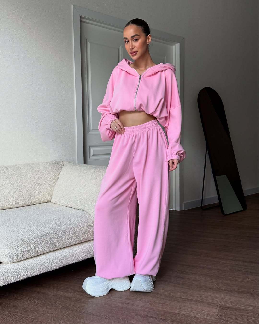 Ensemble de sweat à capuche court et de pantalon de jogging ample pour femmes Chic & Stil