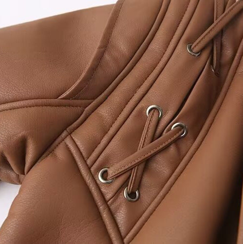 Veste en faux cuir pour femmes avec doublure en teddy luxueuse et détails de lacets artistiques Chic & Stil