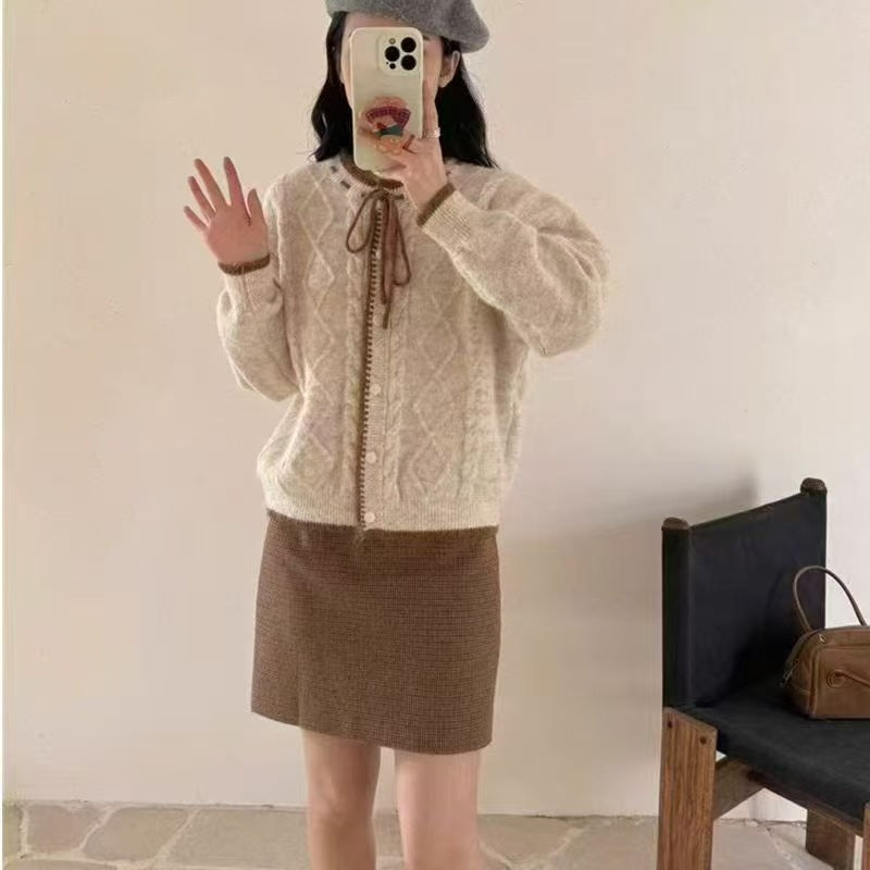 Cardigan confortable pour femmes avec tricot en câble décoratif et cordon de serrage Chic & Stil