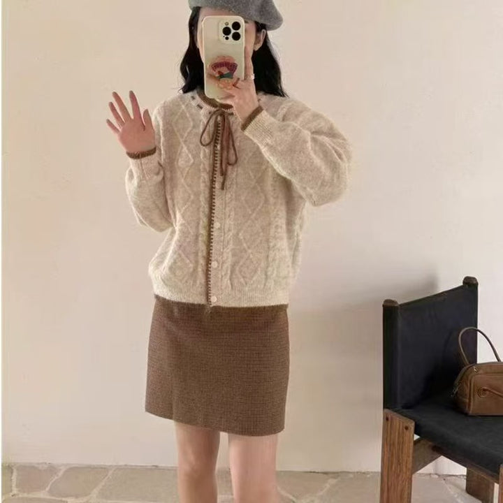 Cardigan confortable pour femmes avec tricot en câble décoratif et cordon de serrage Chic & Stil