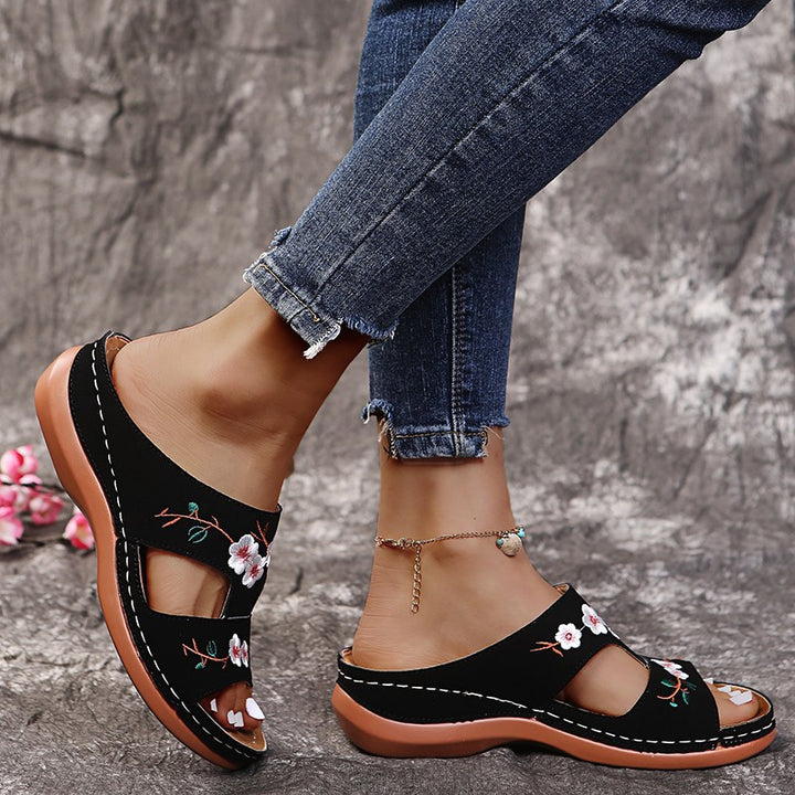 Comfortable slippers for women with embroidered floral design and anatomical sole Lune London