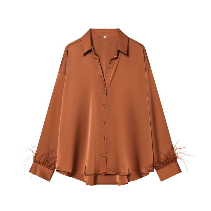 Blouse en satin pour femmes avec des ornements en plumes élégants Chic & Stil