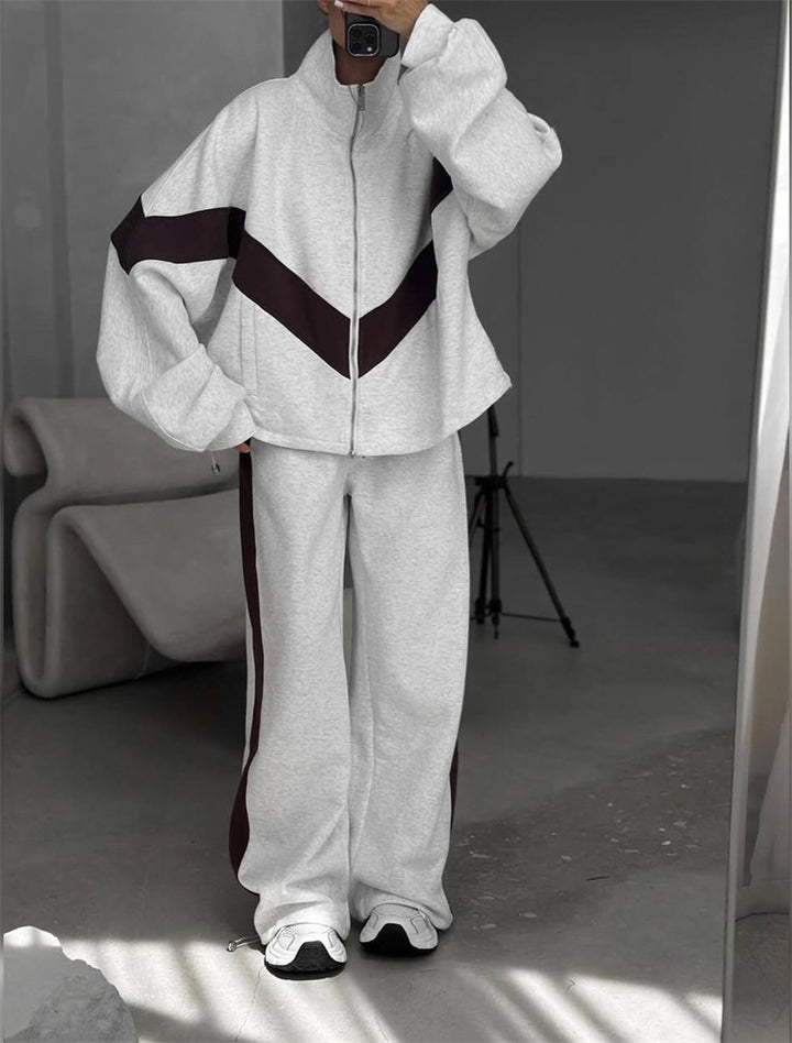 Women's sporty jogging suit with high collar and striking contrast stripes Chic & Stil