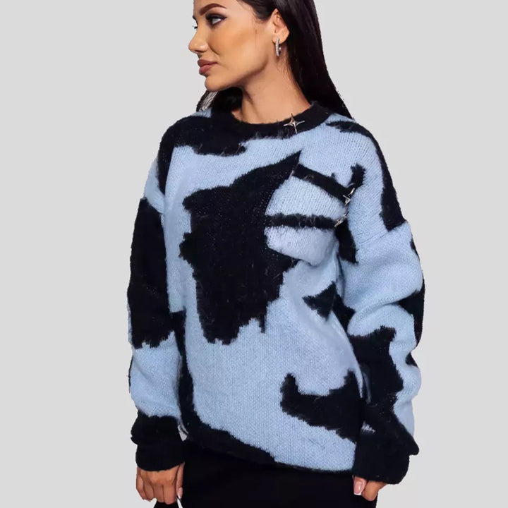 Women modern knit sweater with abstract design and soft texture Chic und Style
