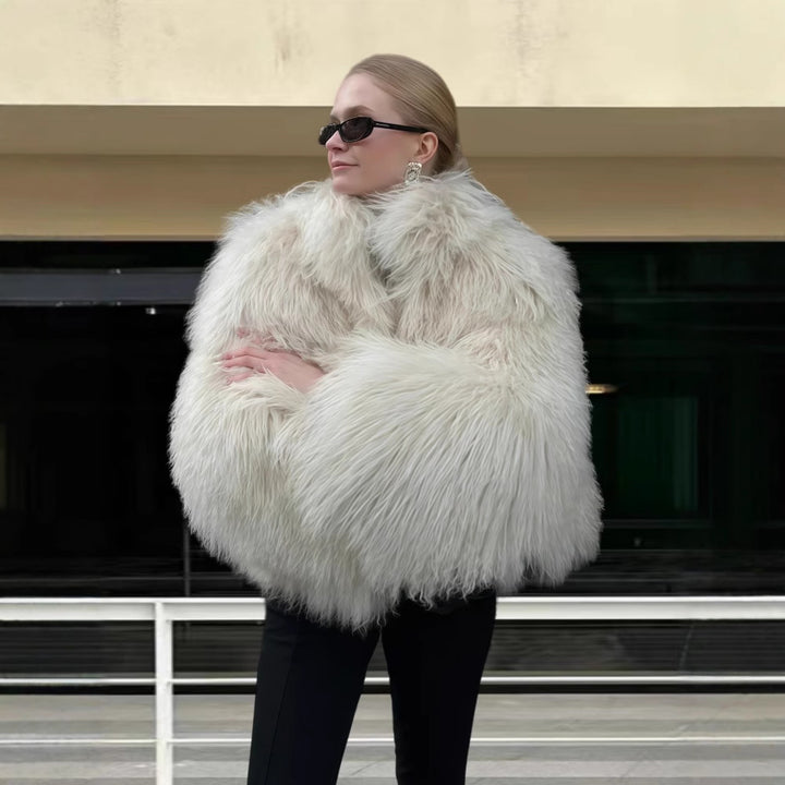 Ladies Luxurious Fur Coat with Voluminous Sleeves and a Chic Elegant Cut