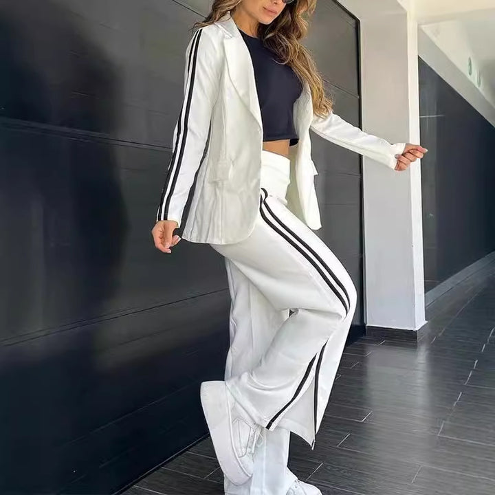 Ensemble de costume féminin à la mode avec ceinture élastique et accents sportifs Chic & Stil