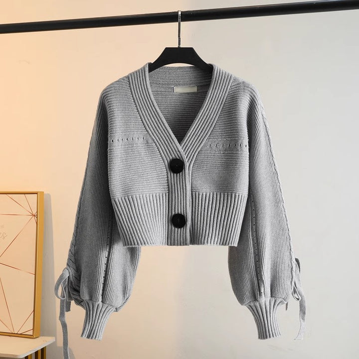 Cardigan féminin à la mode avec des manches volumineuses et des détails de bouton Chic & Stil