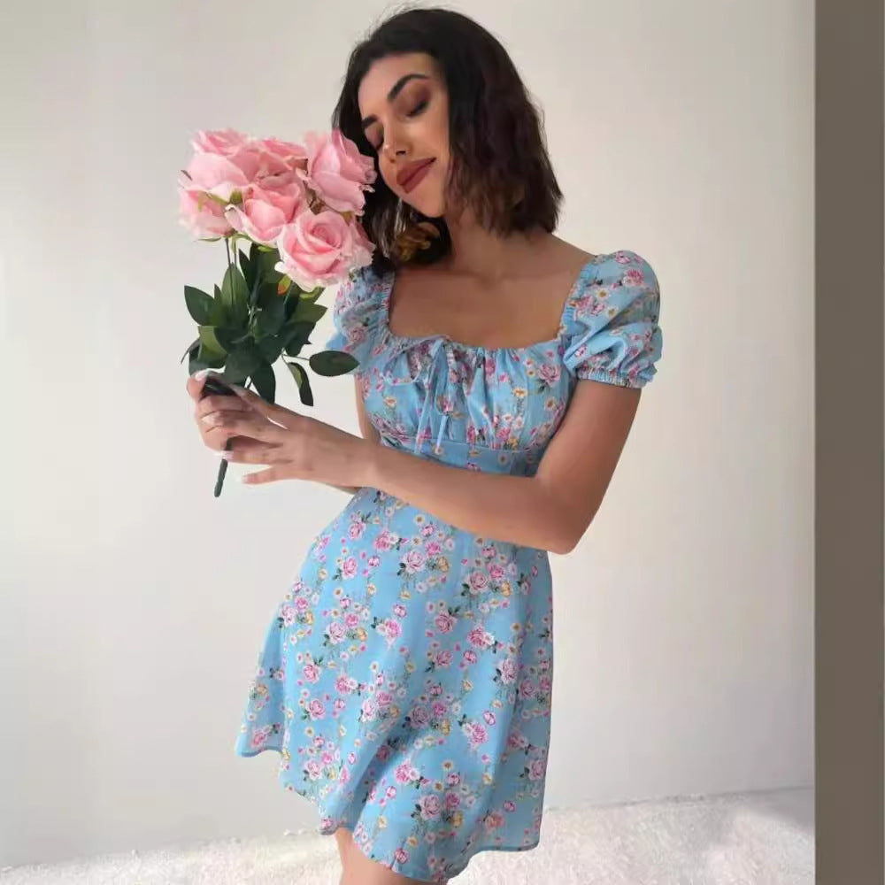 Mini player dress for women with ruffle details and floral pattern Chic & Stil