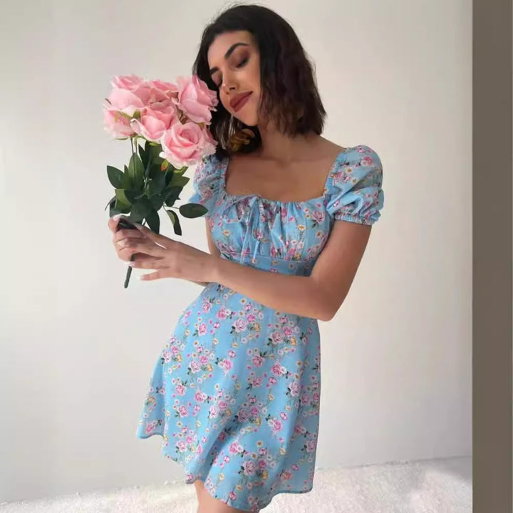 Mini player dress for women with ruffle details and floral pattern Chic & Stil