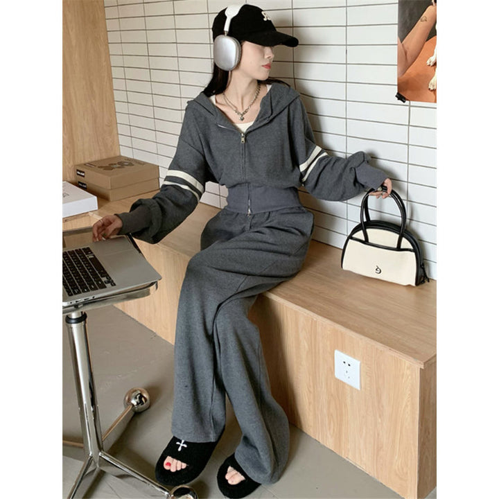 Women's sporty hoodie and jogging pants set with sporty zipper and wide cut Chic & Stil