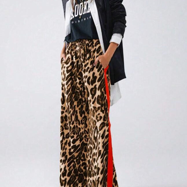 Wide women's pants with trendy leopard print and contrasting stripe details – chic and stylish