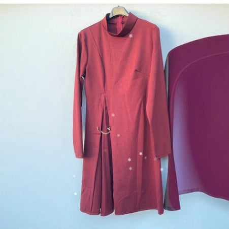 Robe pour femmes avec un design de plis élégant et une ceinture décorative Chic & Stil