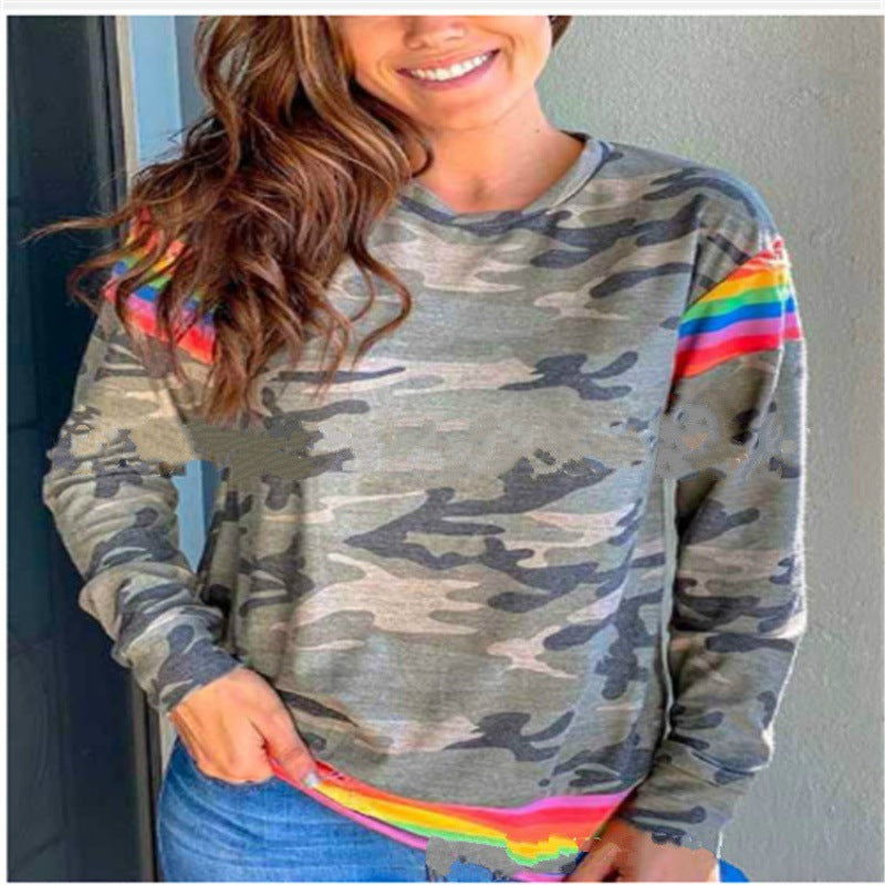 Sweat-shirt pour femmes avec un motif camouflage coloré et des accents arc-en-ciel Chic & Stil