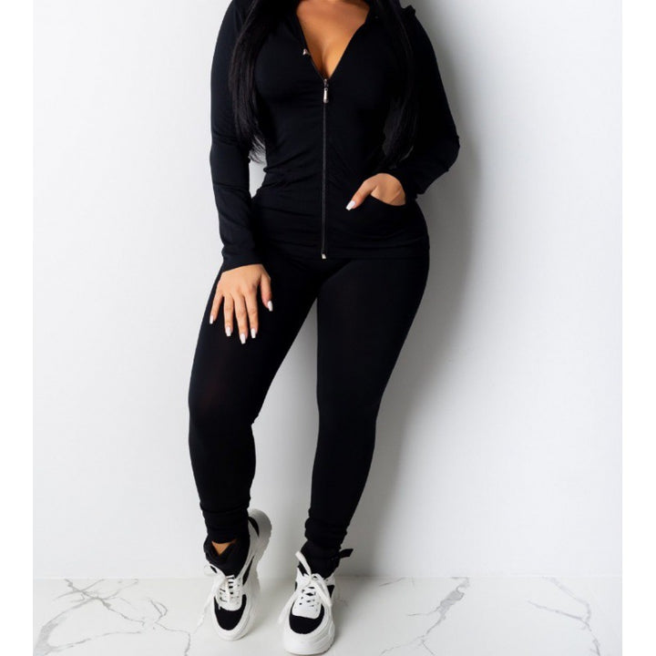 Ensemble de sport pour femmes en deux pièces avec veste à capuche et pantalons ajustés Chic & Stil