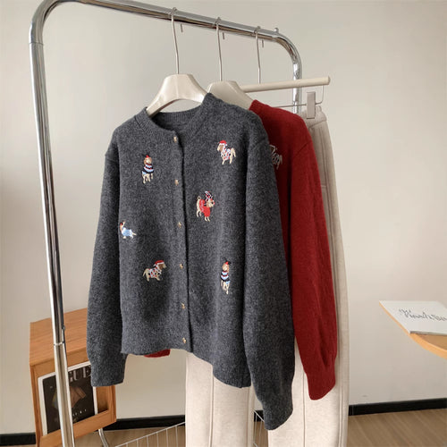 Cardigan pour femmes avec des appliqués ludiques et une coupe élégante Chic & Stil