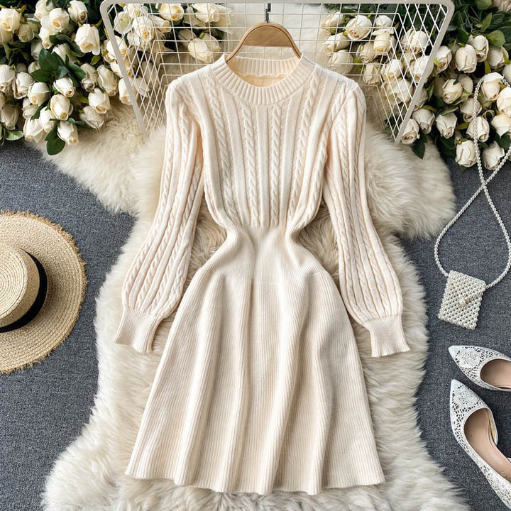Robe tricotée pour femmes avec un motif de câble moderne et une coupe ajustée Chic & Stil