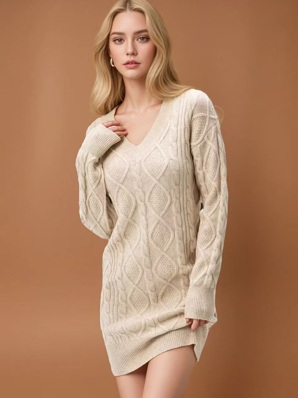 Robe tricotée pour femmes avec décolleté en V profond et design structuré Chic & Stil