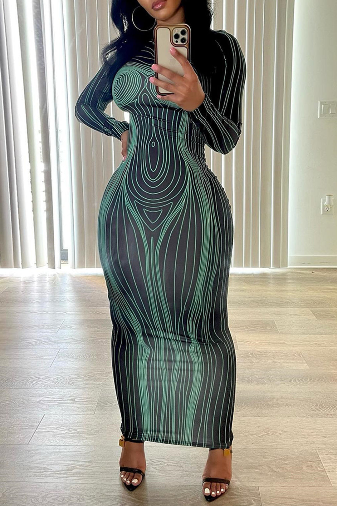 Robe maxi ajustée à manches longues pour femmes avec design graphique moderne Chic & Stil