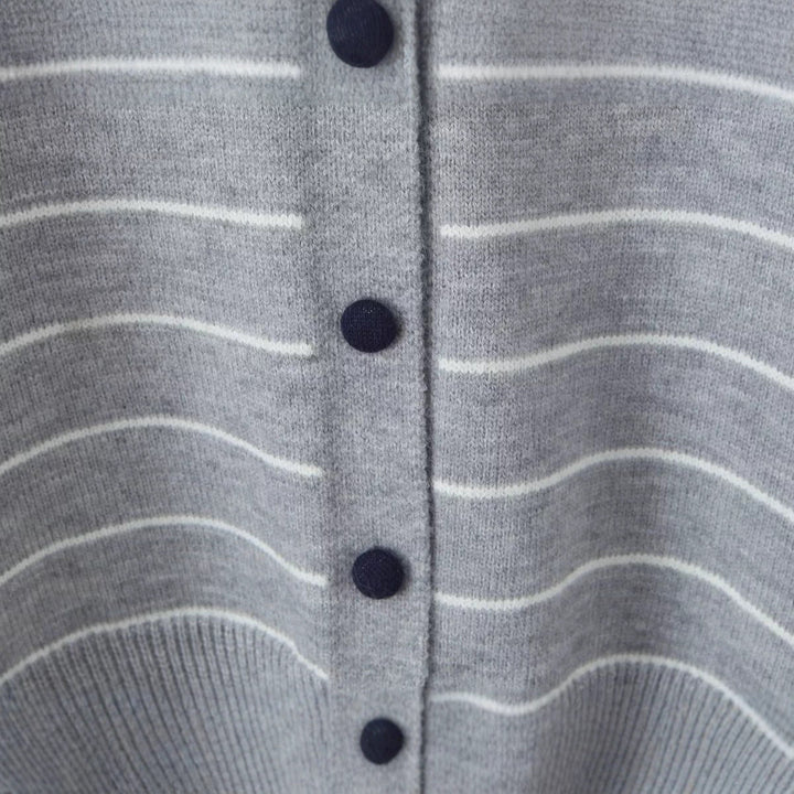 Cardigan rayé pour femmes avec encolure ronde moderne et détails de boutons Chic & Stil