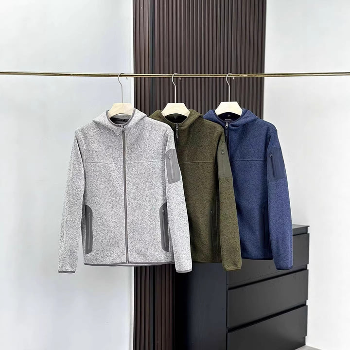 Veste fonctionnelle femme avec capuche respirante et poches zippées sur les côtés Chic & Stil