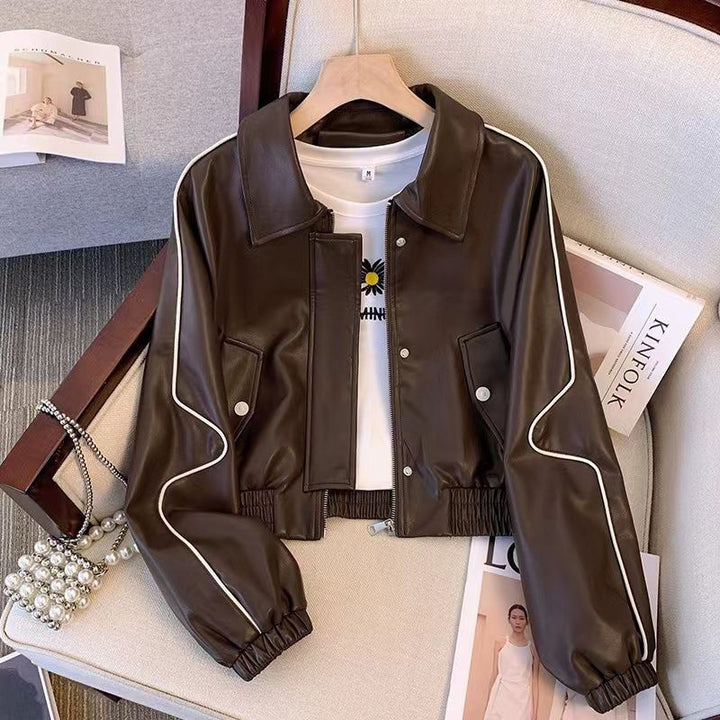 Veste courte à la mode pour femmes en simili cuir avec des coutures contrastées Chic & Stil