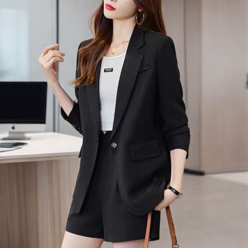 Blazer tendance pour femmes avec coupe ajustée Chic & Stil