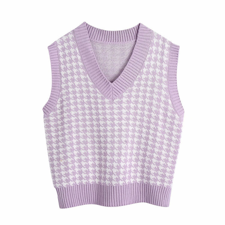 Trendy oversized knitted sweater for women with V-neck and fine pattern Lune London