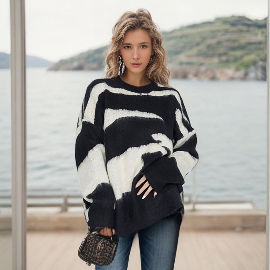 Oversized knitted round neck sweater for women with a modern animal pattern Lune London