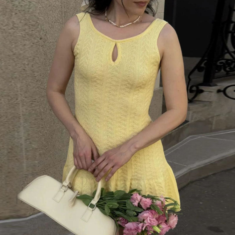 Robe tricotée pour femmes avec un décolleté clé sophistiqué et un ourlet volanté Chic & Stil