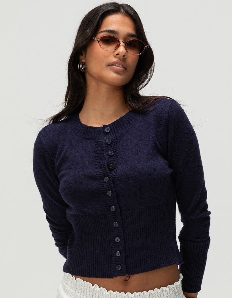 Cardigan pour femmes avec des détails de boutons contrastants Chic & Stil