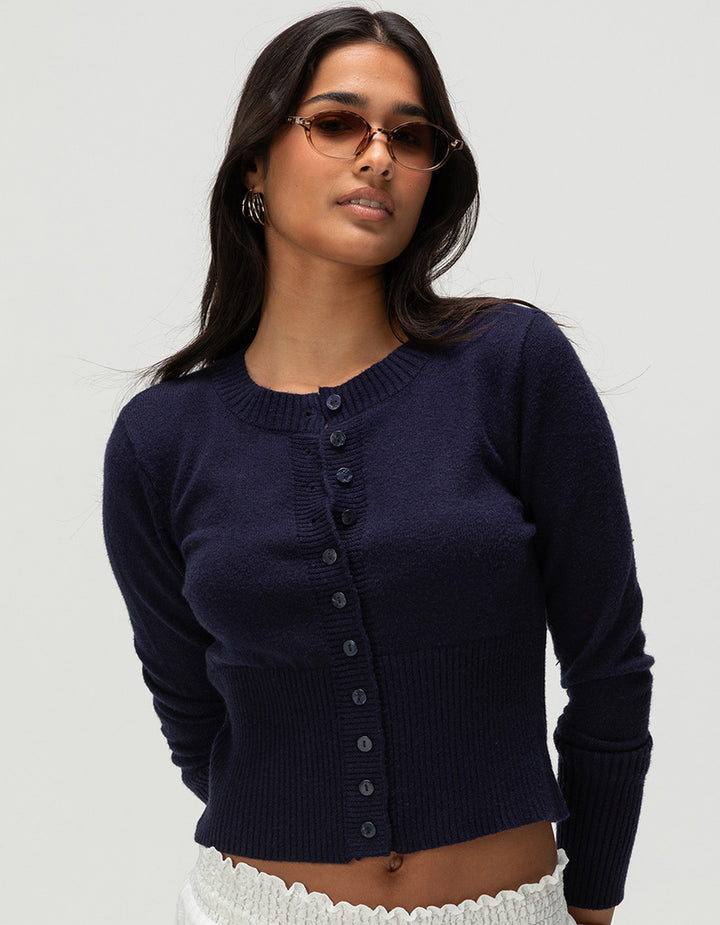 Cardigan pour femmes avec des détails de boutons contrastants Chic & Stil