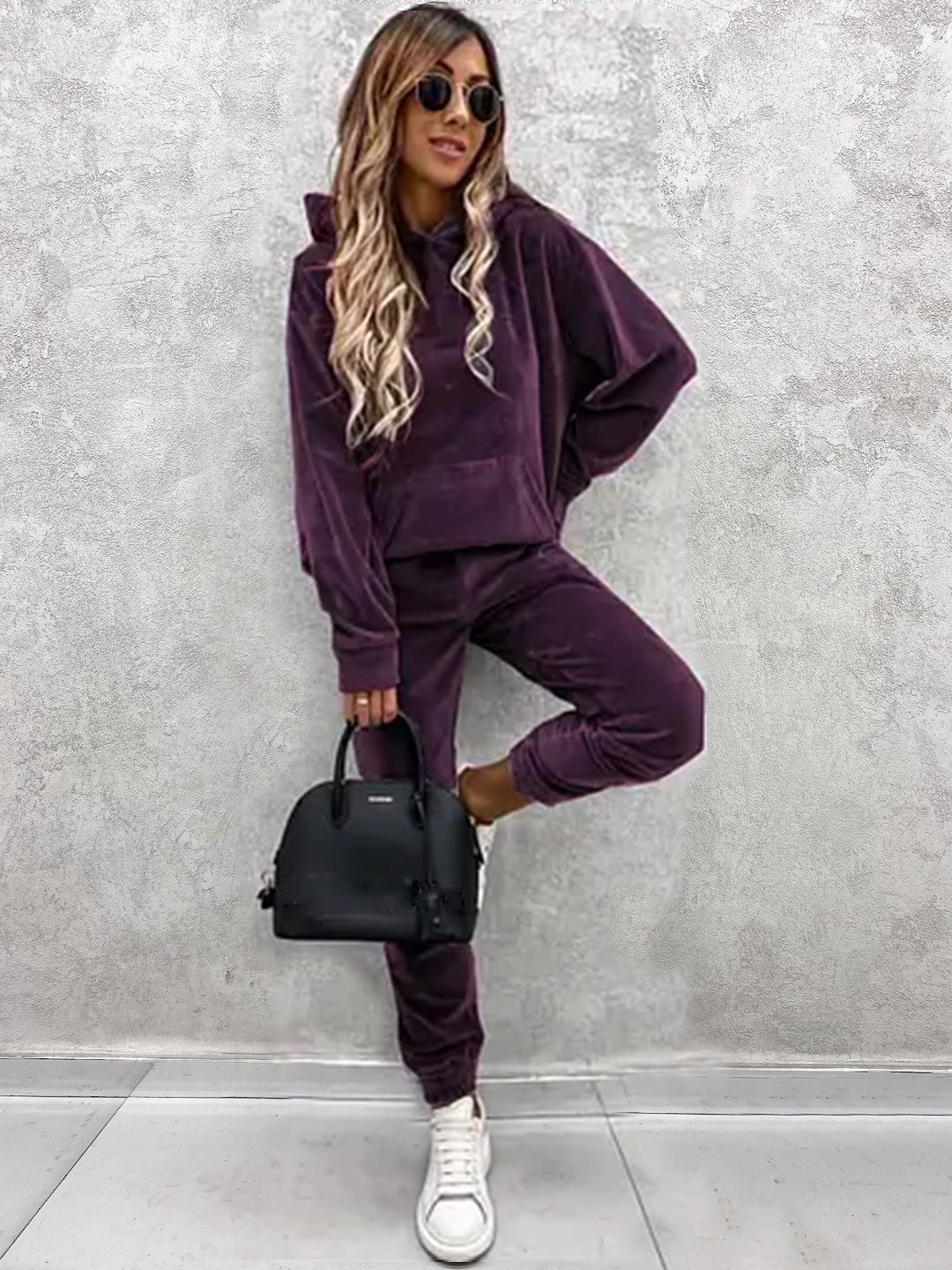 Women's cozy velvet jogging suit with hood and elastic waistband Chic & Stil
