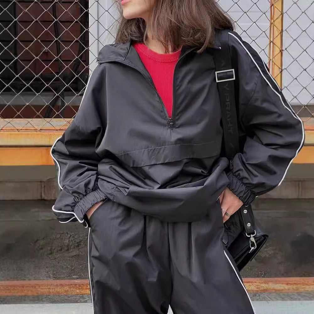 Women’s sporty windbreaker and full-zip jogging set Lune London