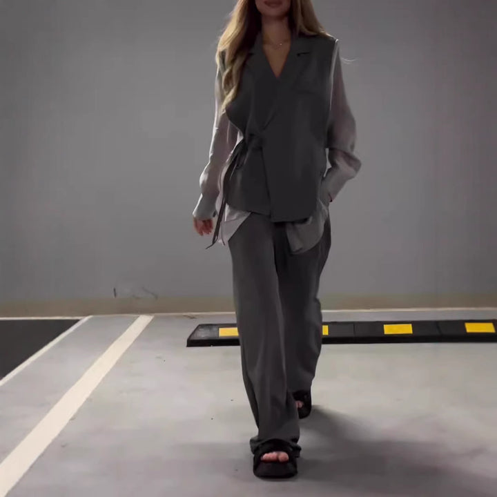 Ladies Elegant and modern outfit consisting of a fitted blazer and wide pants Lune London