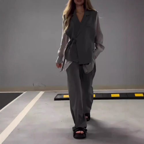 Ladies Elegant and modern outfit consisting of a fitted blazer and wide pants Lune London