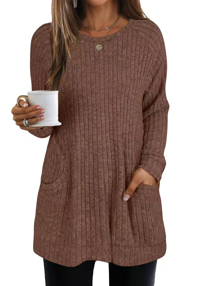 Casual knit sweater for women with side pockets and ribbed structure Lune London