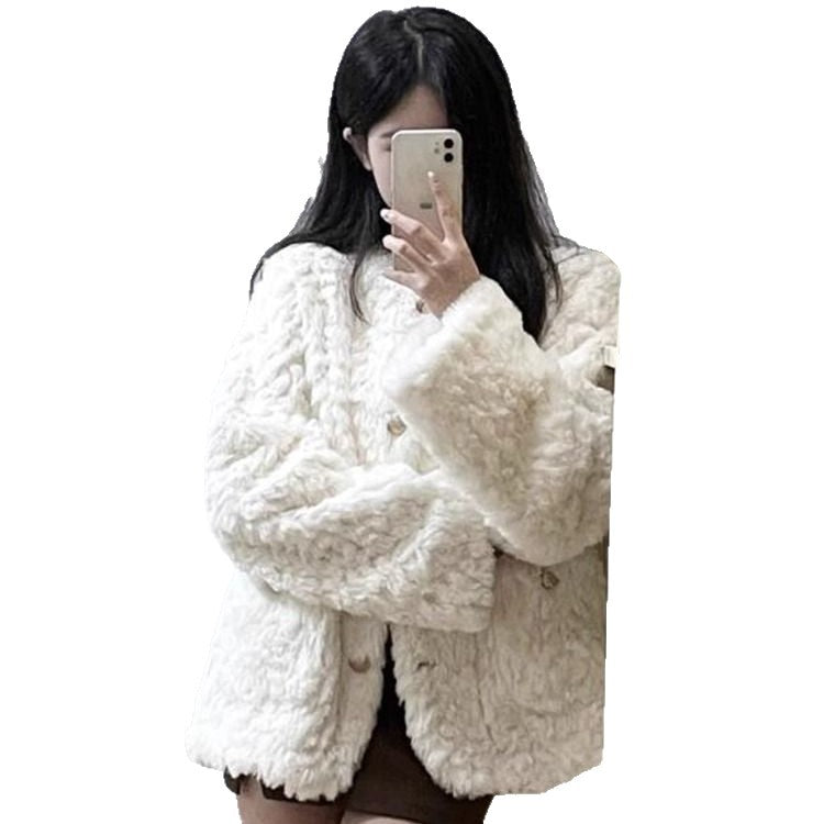 Cardigan féminin à la mode avec peluche douce et boutons décoratifs Chic & Stil
