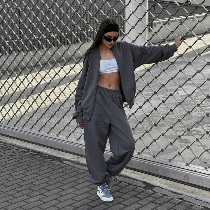 Casual outfit for women with wide pants and sporty jacket Lune London