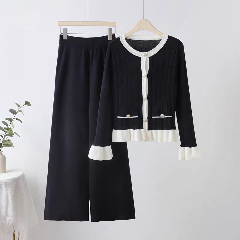 Elegant knitted loungewear set for women with applied pockets and chic frills