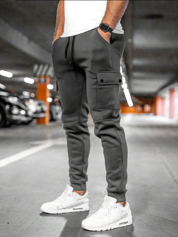 Sporty men's cargo sweatpants with practical side pockets Lune London