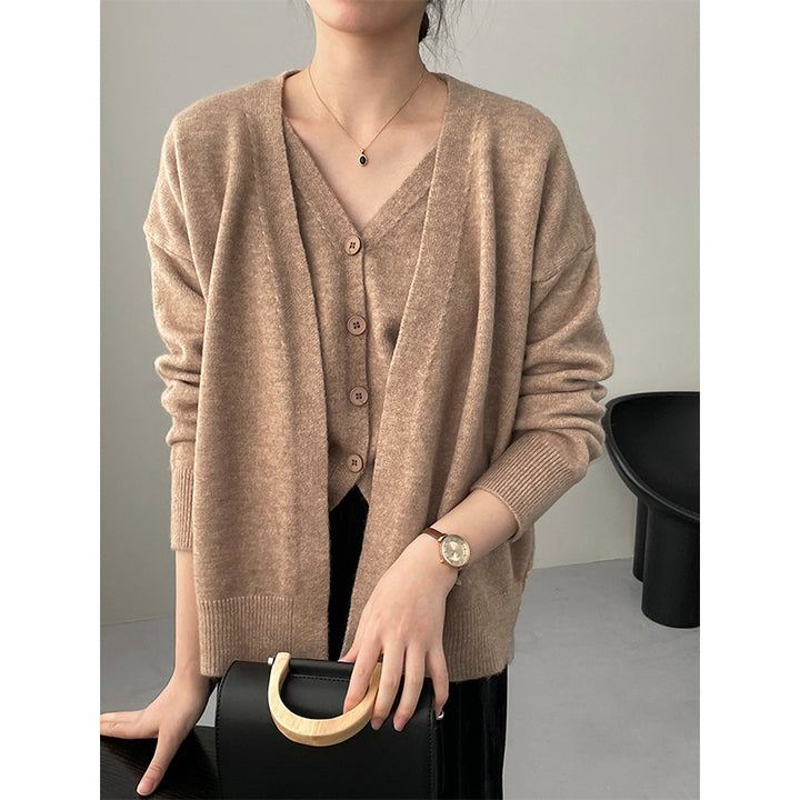 Cardigan féminin à la mode avec décolleté en V et fermeture à boutons Chic & Stil