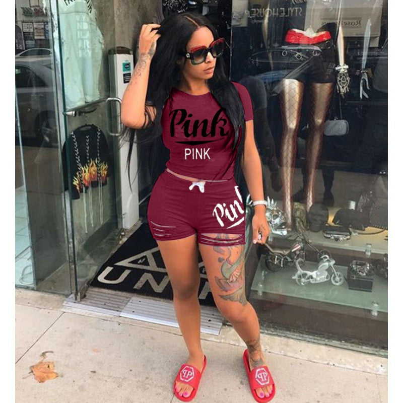 Ensemble t-shirt et short pour femmes sportif avec coupe décontractée et imprimés contrastés Chic & Stil
