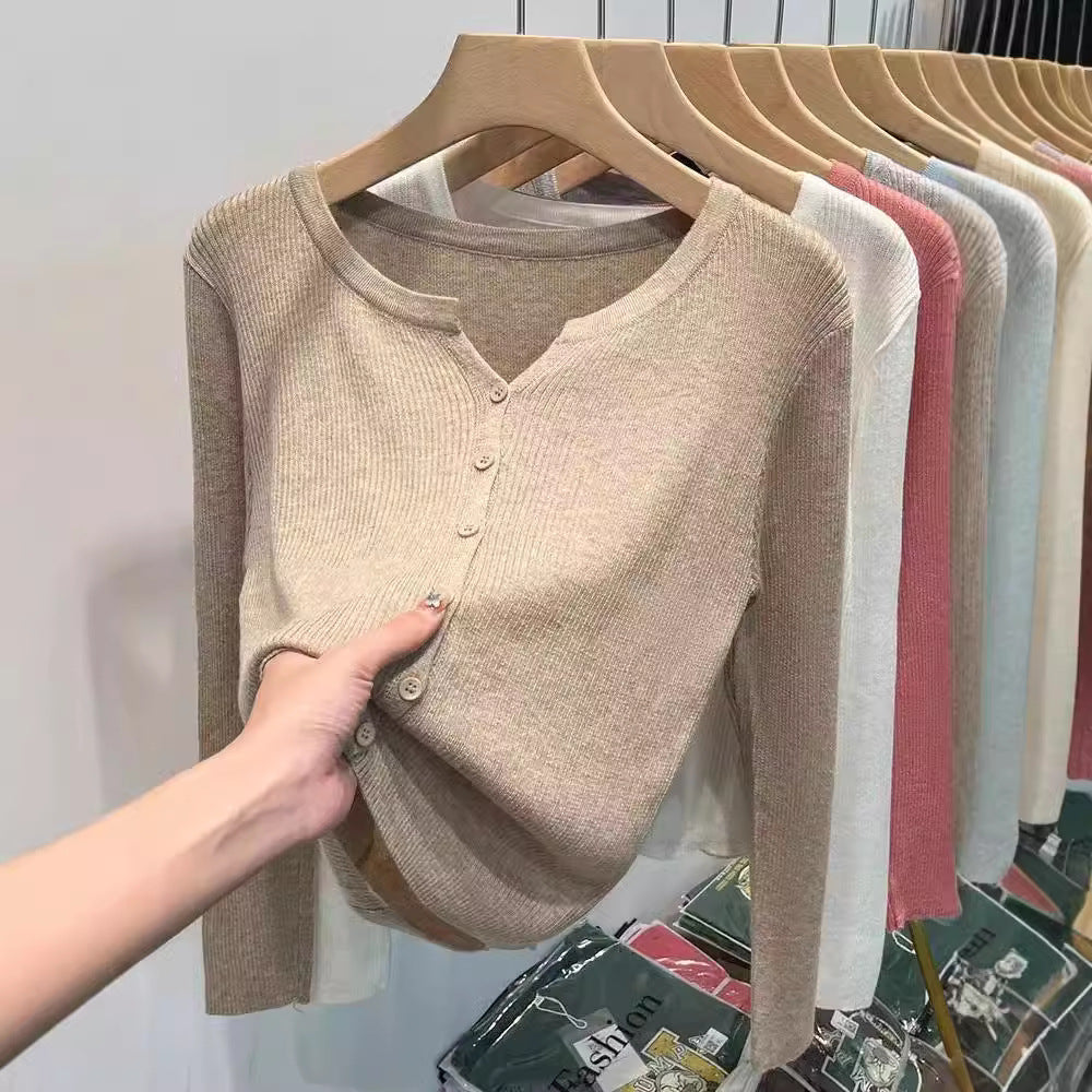 Fitted knit jacket for women with a stylish button closure and a fine ribbed structure Lune London