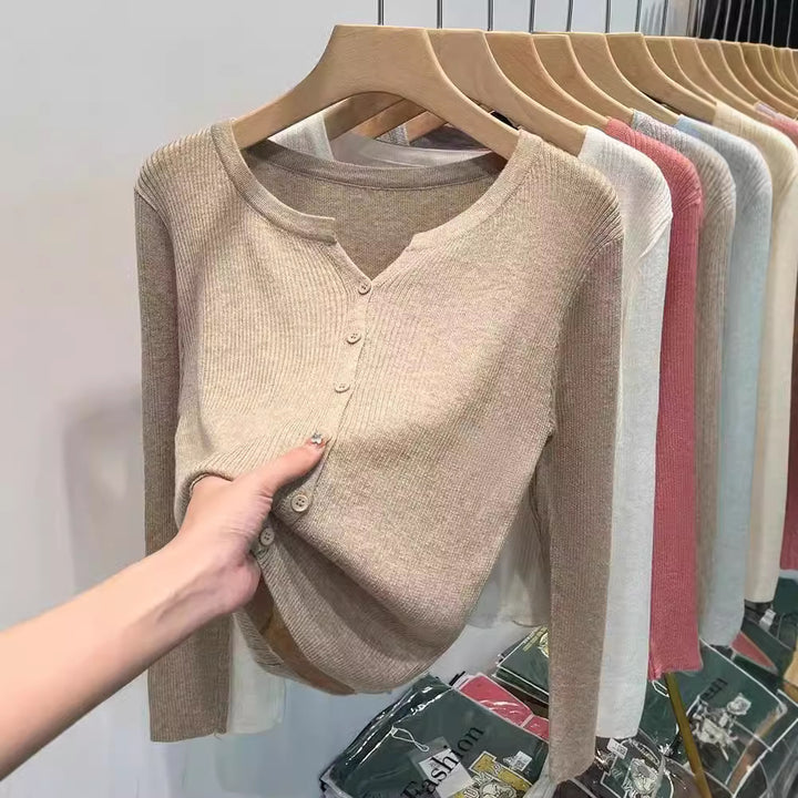 Fitted knit jacket for women with a stylish button closure and a fine ribbed structure Lune London