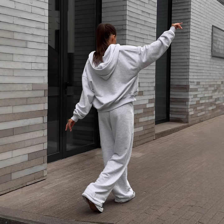 Hoodie and jogging set for women in soft material with a loose design Lune London