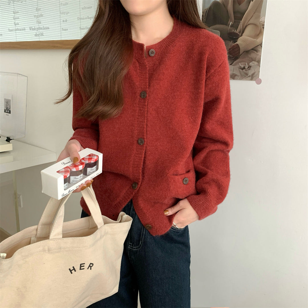 Cardigan en tricot pour femmes avec grandes poches et détails de boutons Chic & Stil